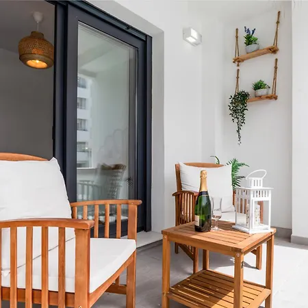 Elegant Near The & Old Town Lägenhet