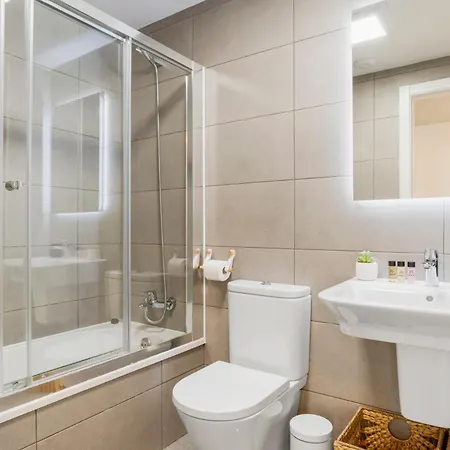 Elegant Near The & Old Town Apartment